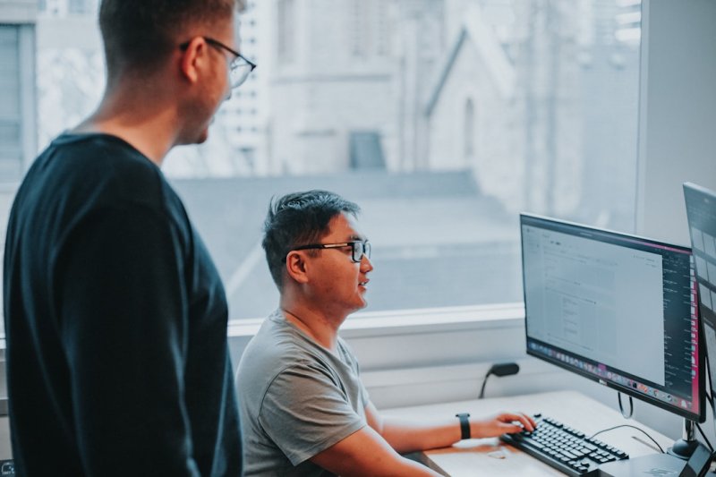 Freelance vs. Empleo Fijo: ¿Qué Sacrificas y Ganás en tu Primer Trabajo en Tech en LATAM?