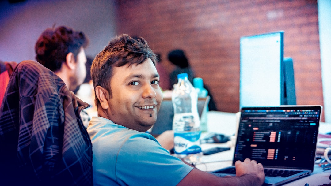 El 'Junior Dev Gap' en LATAM: ¿Mito o Realidad Post-Bootcamp?